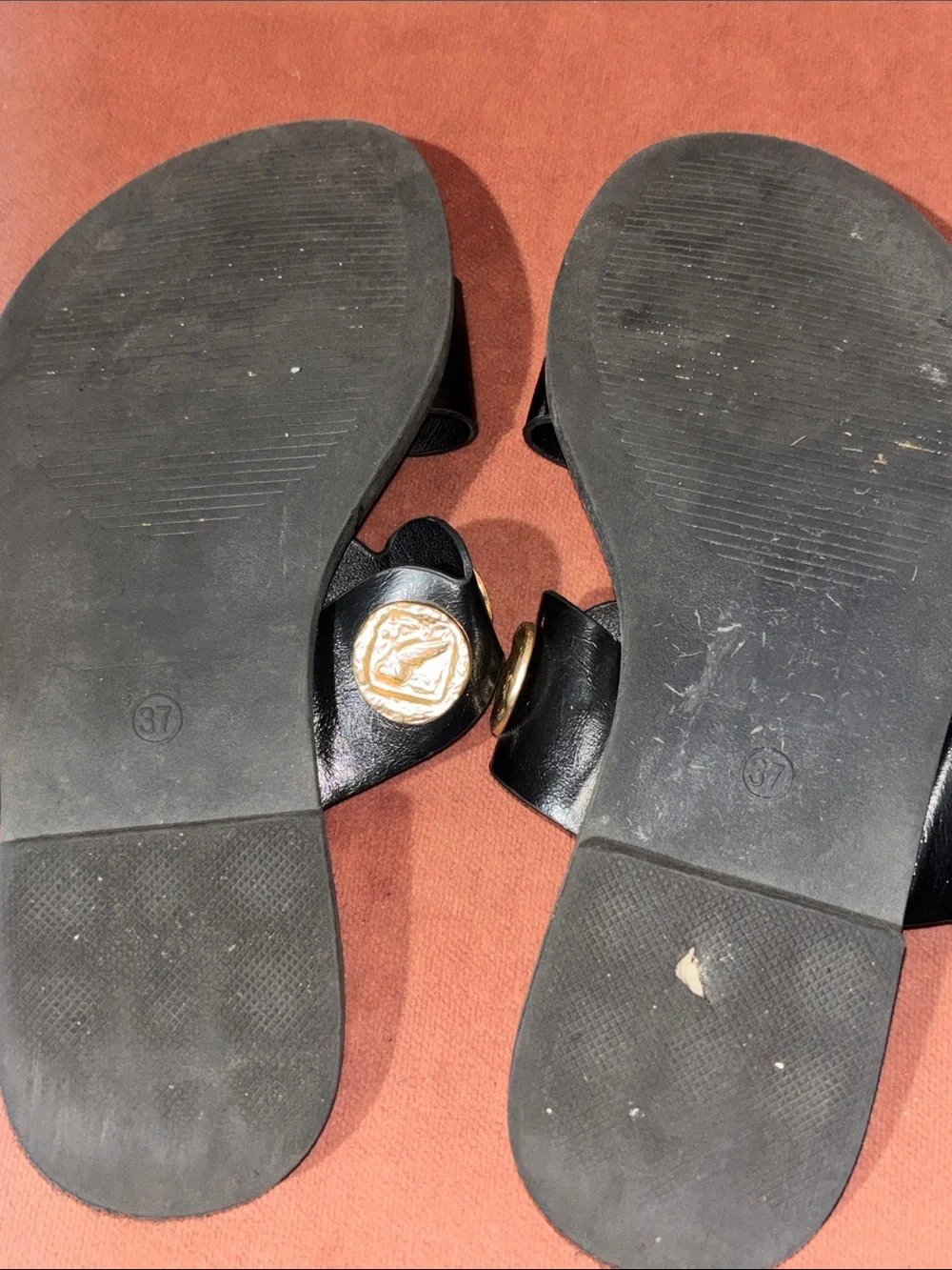 Black/gold medallion slip on slide flat sandals scalloped coin two strap 6.5